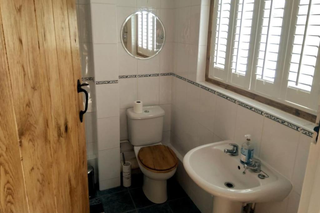 Welcoming Cottage In Chichester Near City Centre Exterior photo